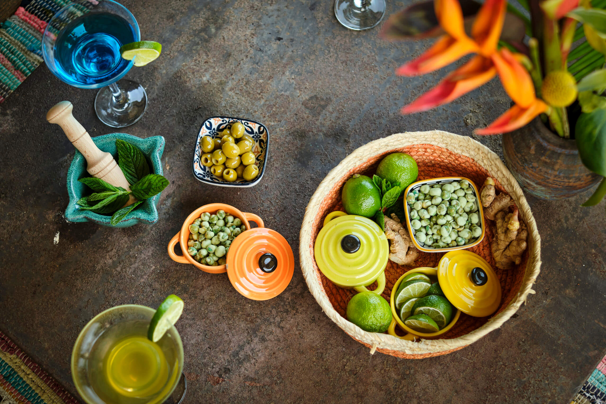 Table pour apéritif ou bamboche : cocktails, citrons verts, gingembre, menthe, cacahuètes au wasabi, etc.