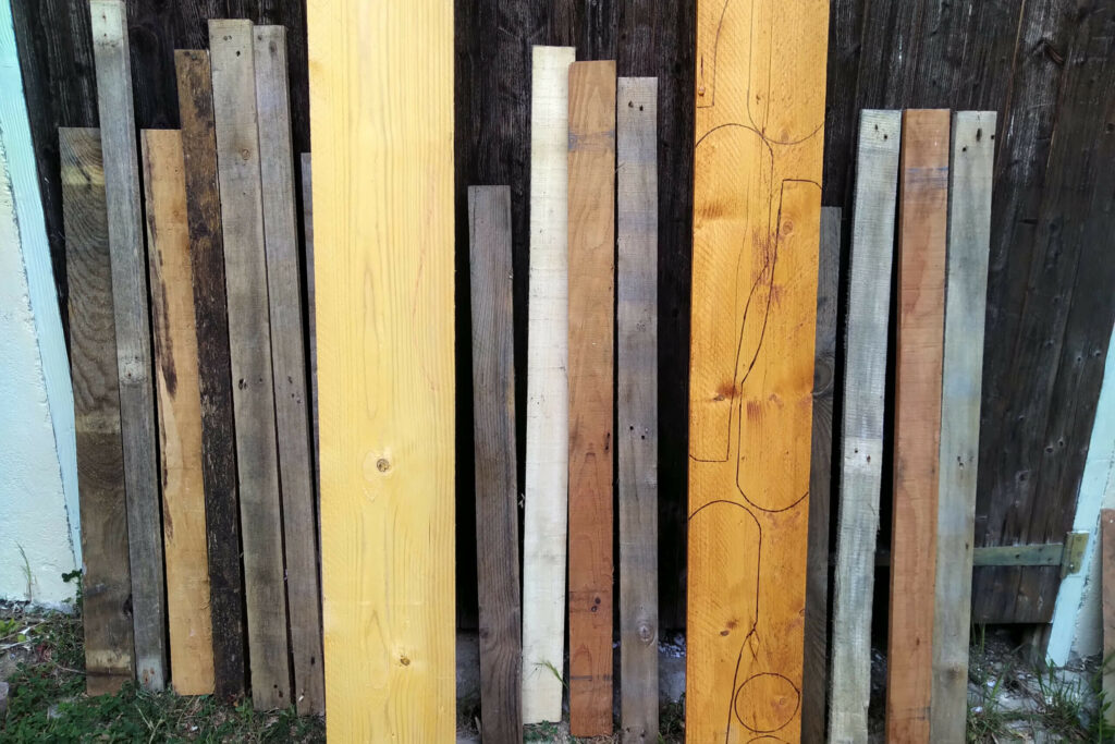 Planche de bois qui ont servi à la construction du fauteuil Adirondacks DIY.
