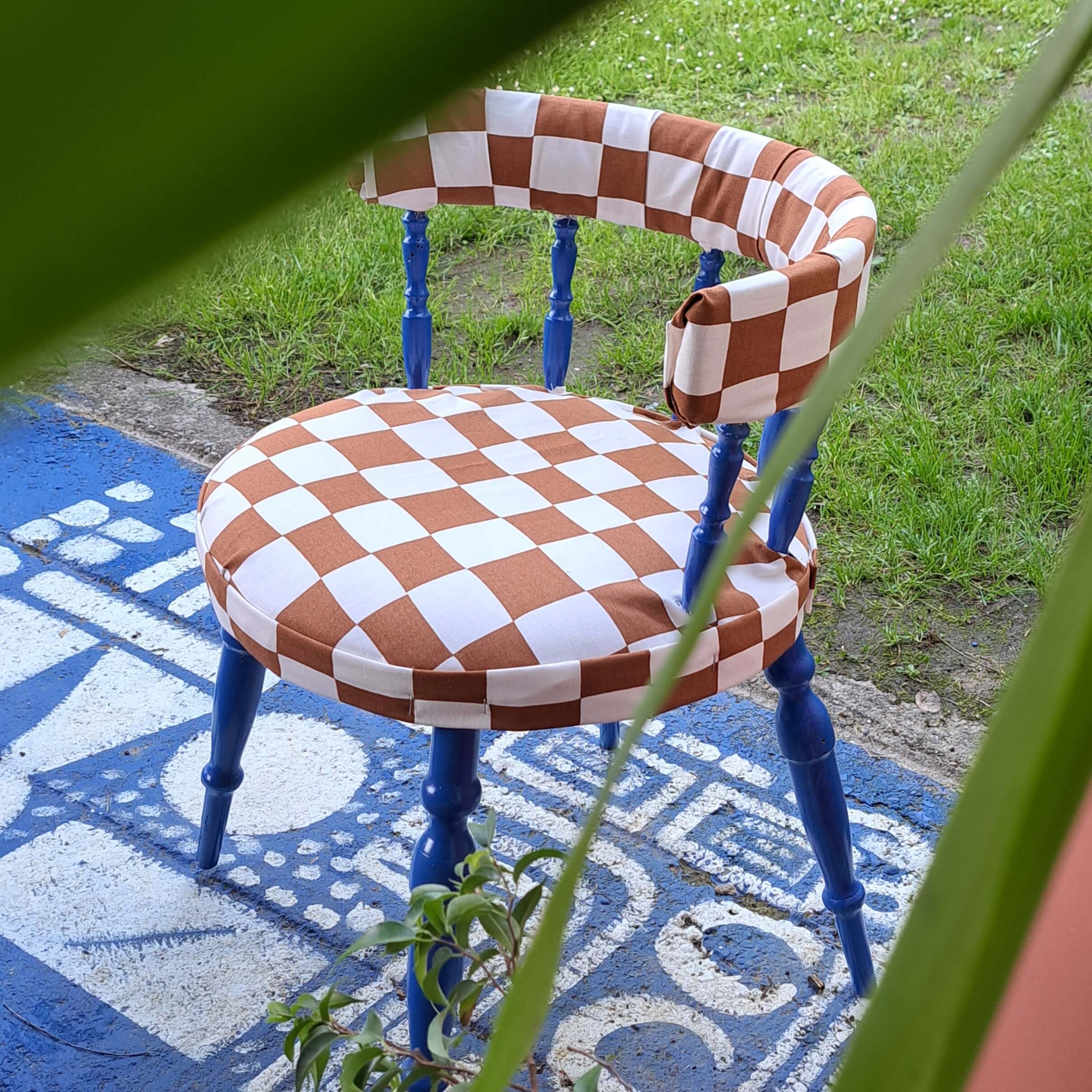 Chaise bleue et rembourrée avec tapisserie à carreaux. DIY et upcycling par Georgette MagritteS.
