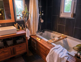 Baignoire, lavabo, bois, ambiance spa. Décoration par Georgette MagritteS à Sadirac.