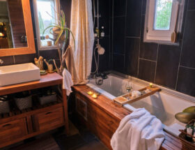 Baignoire, lavabo, bois, ambiance spa. Décoration par Georgette MagritteS à Sadirac.