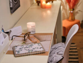 Petit bureau, bougies, espace de travail aménagé par Georgette MagritteS.