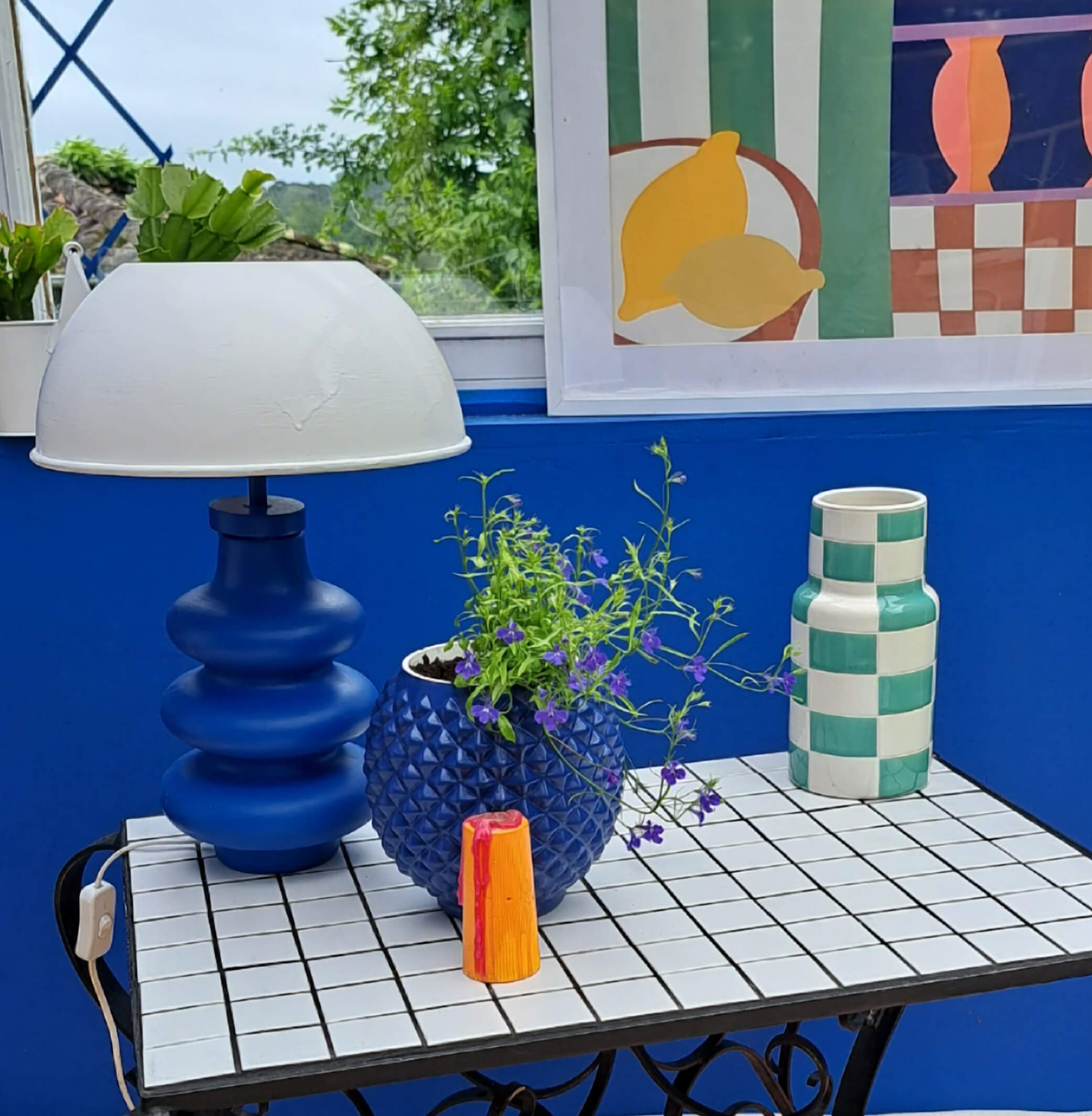 Lampe bleue DIY sur table en faïence DIY blanche.