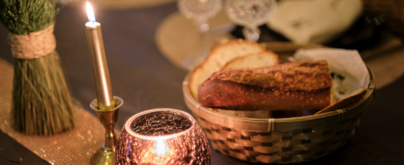 Table décorée par Georgette MagritteS, décoratrice d'intérieur à Safirac. Bougies, chemin de table, panière à pain, couverts, assiettes.