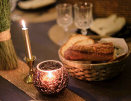 Table décorée par Georgette MagritteS, décoratrice d'intérieur à Safirac. Bougies, chemin de table, panière à pain, couverts, assiettes.