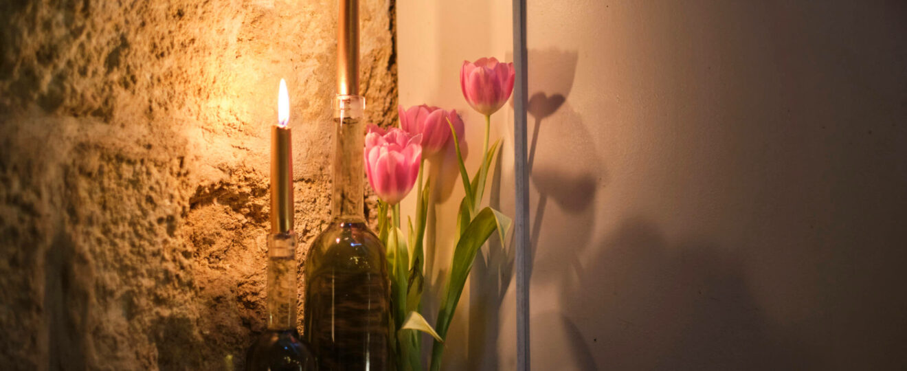 Bougies et tulipes dans un coin de salon. Petite décoration d'intérieur.