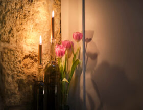 Bougies et tulipes dans un coin de salon. Petite décoration d'intérieur.