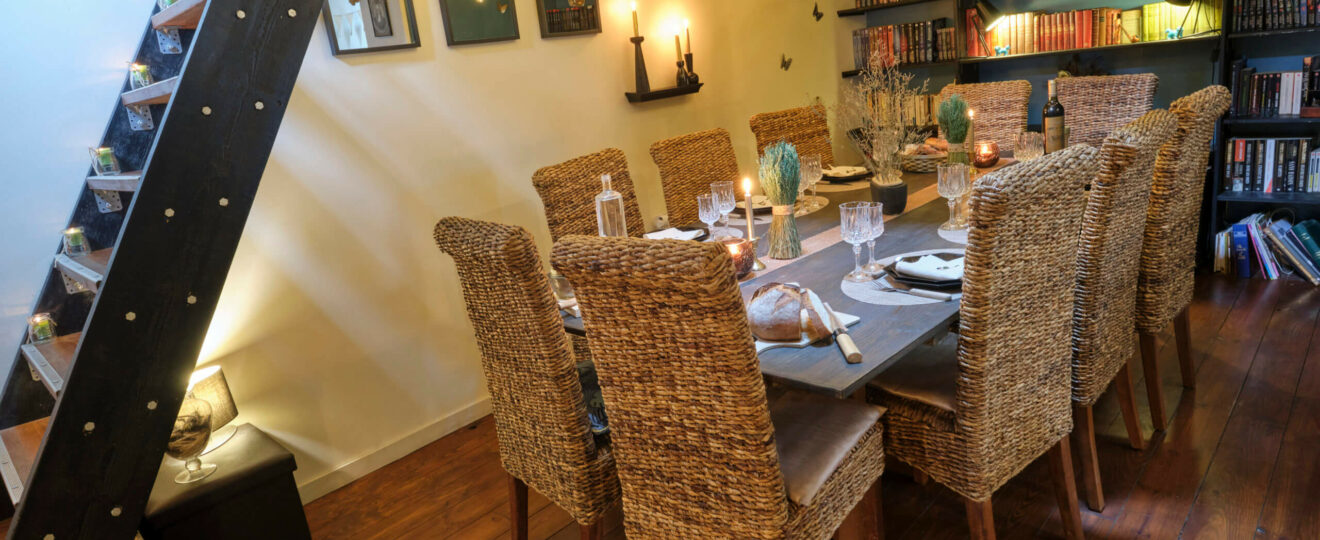 Table de salle à manger par la décoratrice d'intérieur Georgette MagritteS. Décoration à Sadirac.