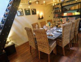 Table de salle à manger par la décoratrice d'intérieur Georgette MagritteS. Décoration à Sadirac.