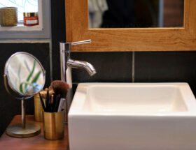 Lavabo, miroirs, pinceaux. Décoration de salle de bain par Georgette MagritteS.