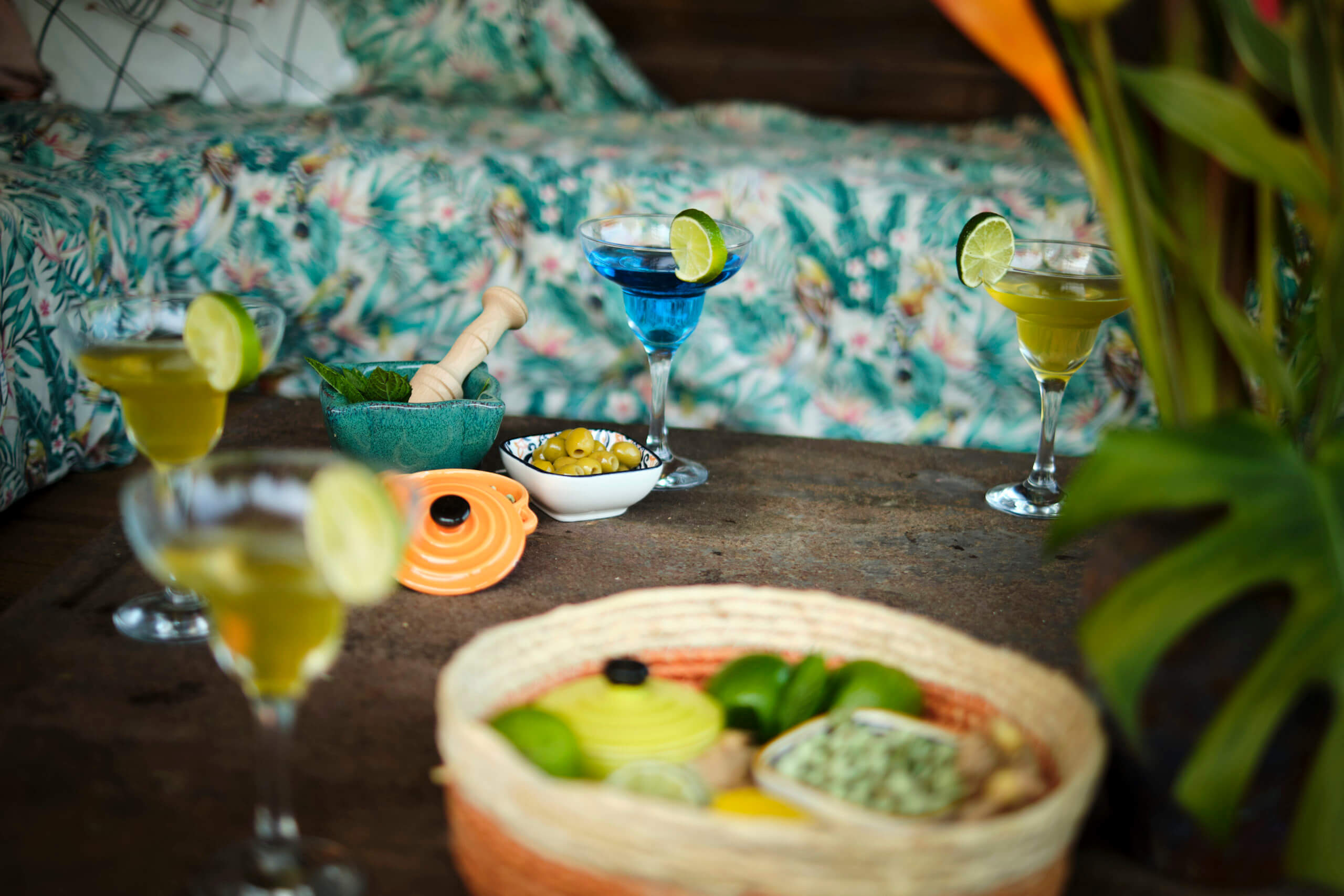 Apéro coloré avec cocktails et grignotis.
