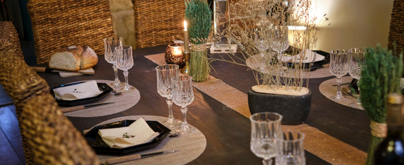 Table pour repas de fête décorée par Georgette MagritteS. Esprit osier, bois, gris, champagne.