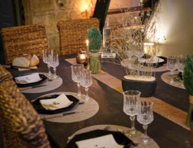 Table pour repas de fête décorée par Georgette MagritteS. Esprit osier, bois, gris, champagne.