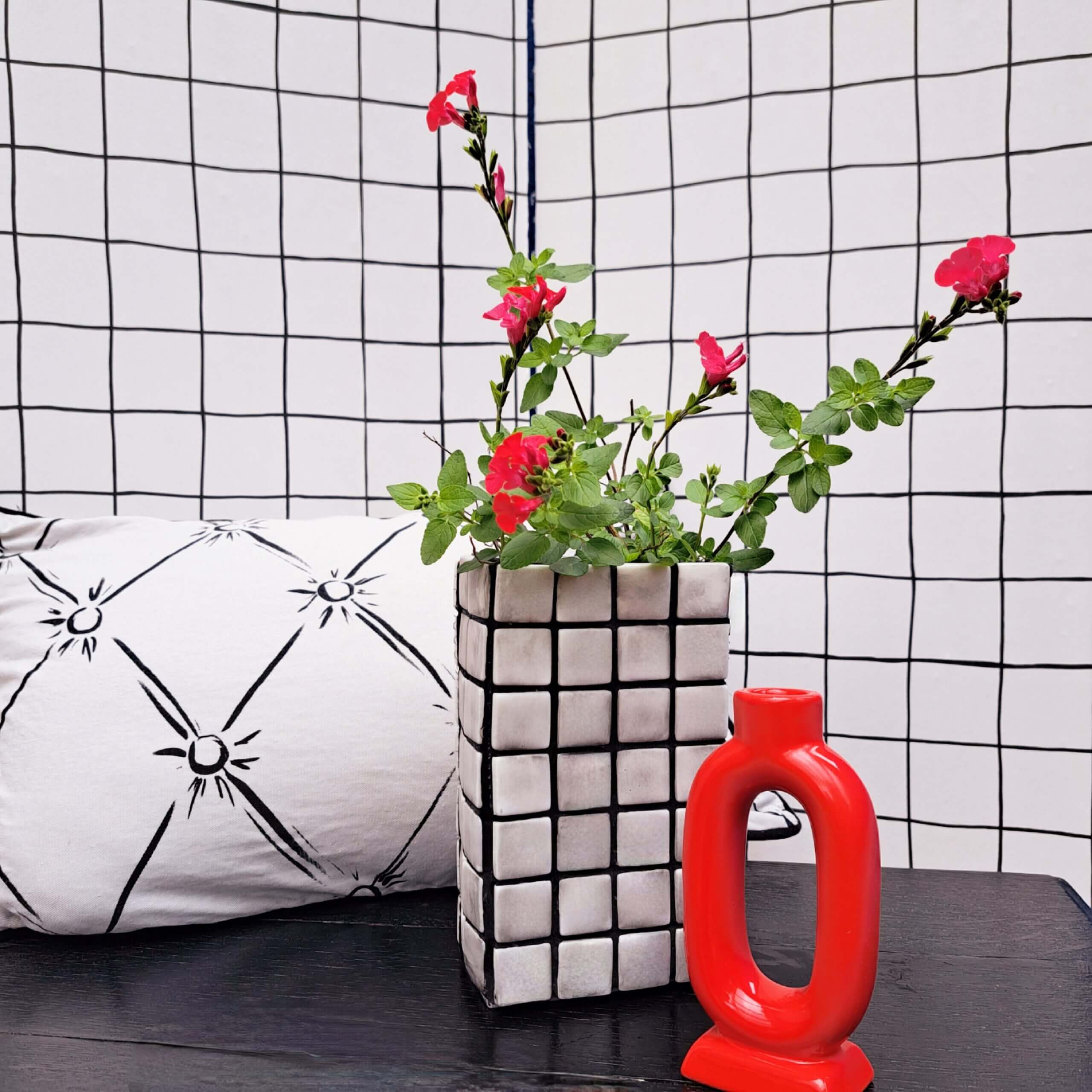 Vase blanc en faïence DIY par la décoratrice Georgette MagritteS.