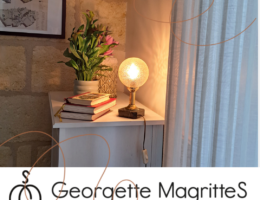 Salon décoré par la décoratrice d'intérieur Georgette MagritteS à La Sauve Majeure, Entre-deux-mers (Gironde). Tons chaleureux, Tapisserie irisée, pierre de bordeaux, luminaire vintage, voilage lin, lumière tamisée